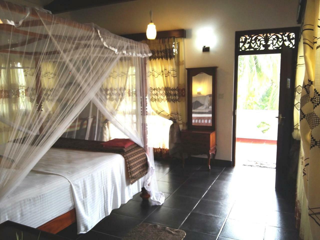 The Oasis Villa Hikkaduwa Exterior photo